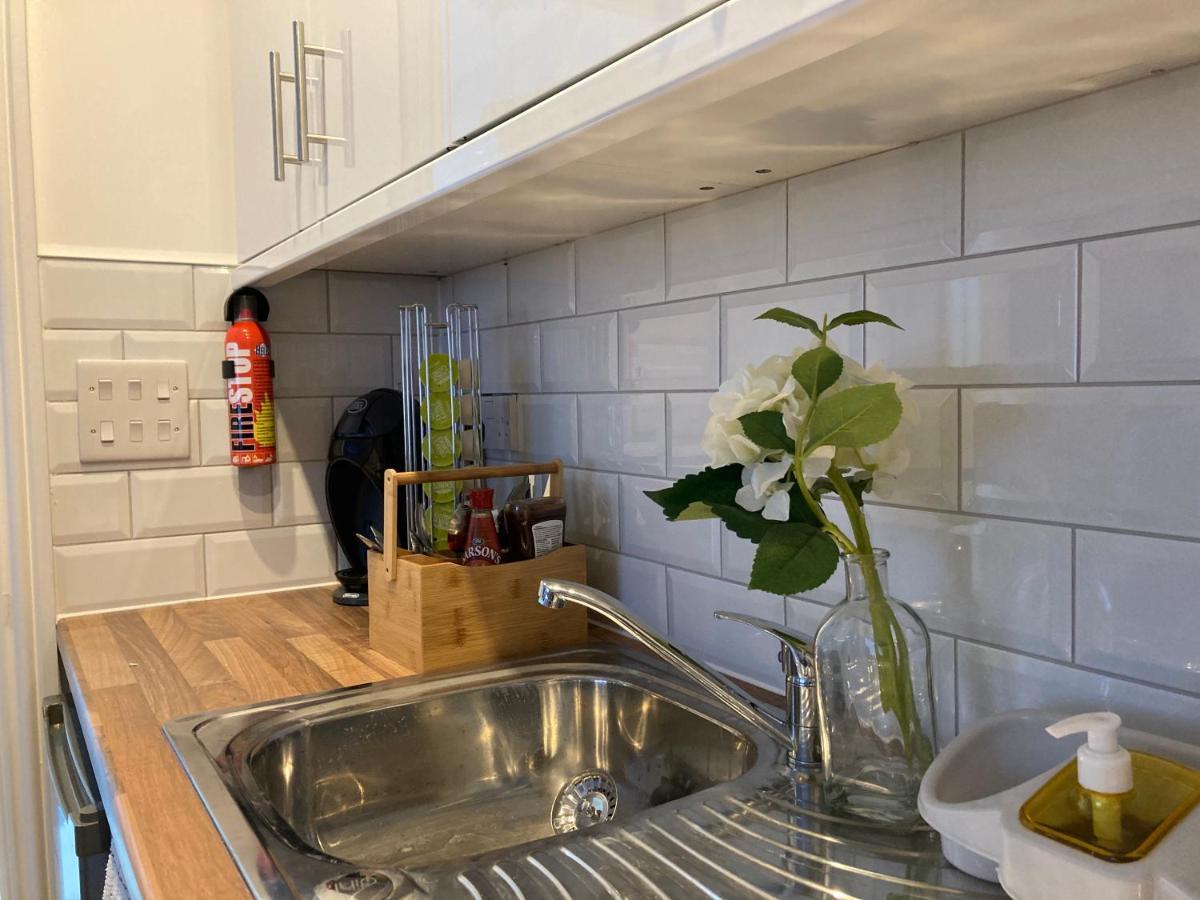 Beechfield House Modern Studio Self-Contained Unit With Free Wifi And Parking And Kitchen Area 4M From City Centre And Castle Cardiff Exterior photo